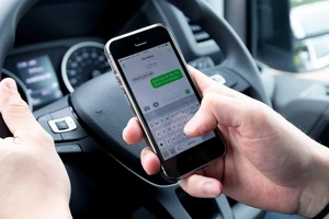 Nghiên cứu cho thấy người dùng iPhone thường lái xe không an toàn