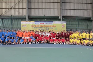 Hơn 100 tay vợt gây quỹ ủng hộ cộng đồng