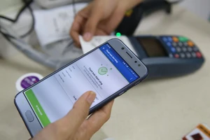 Làm thủ tục hành chính nhanh hơn nhờ thanh toán không tiền mặt