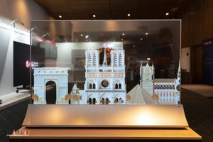 Độc đáo mẫu màn hình OLED trong suốt