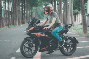 5 mẹo giúp bạn thoải mái hơn khi chạy xe dưới trời nắng gắt