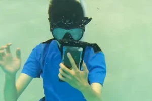 Ứng dụng cho phép bạn nhắn tin dưới nước khi đi tắm biển