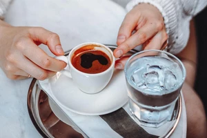 Có nên uống cà phê khi bụng đói không?