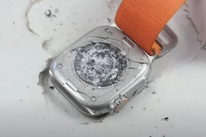YouTuber kiểm tra độ bền của Apple Watch bằng búa: Bàn vỡ trước đồng hồ