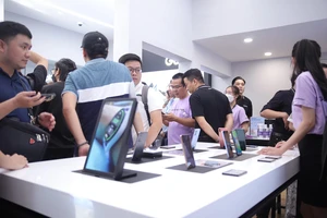 Vì sao Apple và Samsung đua nhau mở cửa hàng trải nghiệm điện thoại chuyên biệt? 