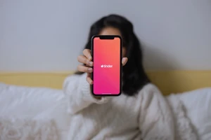 Cách kiếm tiền kỳ quái trên Tinder của một YouTuber