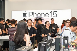 Cửa hàng 'sáng đèn' giao iPhone 15 series xuyên đêm