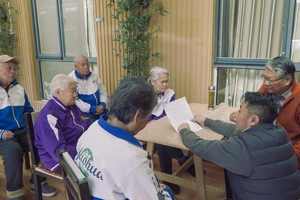 Khi người già cũng tập tành làm video ngắn 