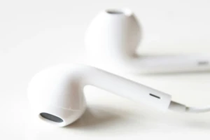 Tin công nghệ 4-6: Vì sao tai nghe Lightning lại yêu cầu bật Bluetooth?