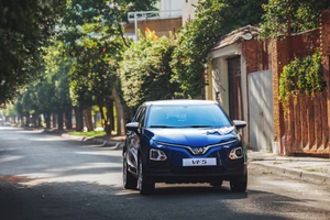 Tỉ phú Phạm Nhật Vượng lập công ty mua bán và cho thuê xe điện tự lái