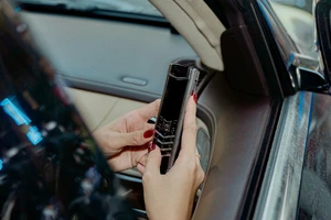 Người dùng điện thoại tiền tỉ đời cũ phản ứng ra sao khi sắp đến ngày tắt sóng 2G?