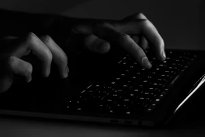 Điều gì khiến Apple phải cảnh báo người dùng iPhone ở 100 quốc gia?