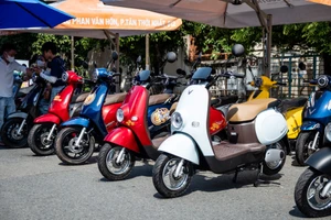 Người lao động TP.HCM hào hứng với xe máy điện VinFast: Lái êm, thích hơn xe máy xăng