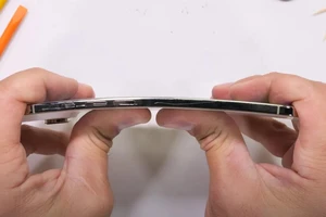 Tin công nghệ 20-9: Điều gì xảy ra khi bẻ cong iPhone Air?