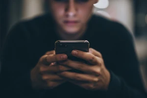 Vì sao FBI khuyên bạn ngừng nhắn tin trên iPhone và Android?