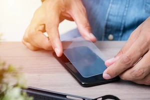 Miếng dán màn hình đắt tiền có thực sự đáng mua? 