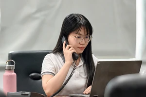 Vì sao dây điện thoại bàn ngày xưa luôn xoắn thành lò xo?