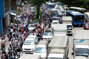 Mở đường giải cứu Tân Sơn Nhất