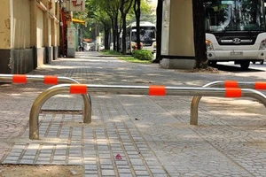 Gắn barie ngăn xe máy leo vỉa hè