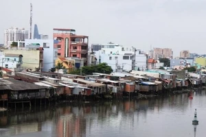 Cho xây nhà trên hành lang sông, kênh rạch