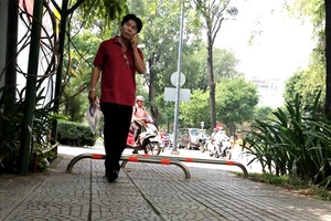 Phó Chủ tịch TP.HCM yêu cầu điều chỉnh barie vỉa hè