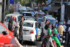 Đông đặc xe ngày đầu tuần ở cửa ngõ Tân Sơn Nhất 