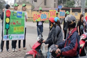 Tắt xe máy khi chờ đèn xanh để giảm ô nhiễm