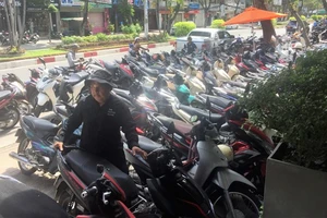  Vỉa hè nhiều nơi vẫn bị 'vô tư' bao chiếm