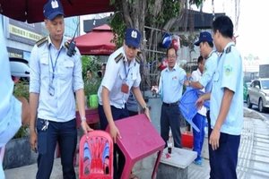 Cần cư xử nhân văn kể cả với người cố tình lấn vỉa hè