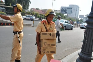 CSGT đỡ xe, khiêng đồ giúp dân bị té ngã