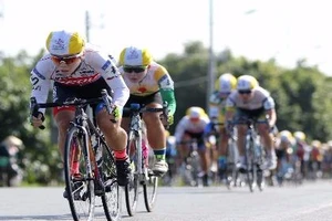 Tay đua Hàn Quốc khóc nức nở vì bị dẫn nhầm lộ trình