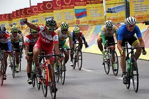 Lê Văn Duẩn so kè quyết liệt điểm áo xanh với Jos Koop