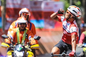 Lê Văn Duẩn ăn mừng điệu bú bình