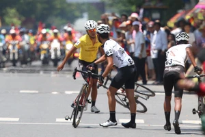 Nhà vô địch 2.2 'xé' áo chấm đỏ của Duy Nhân