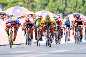 Cuộc chiến đoạt áo xanh chưa có hồi kết