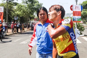 Minh Trí gãy xương vai rời đường đua ngày Đồng Tháp đại thắng