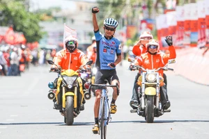 “Bố trẻ” Nguyễn Hoàng Sang lần đầu bước lên bục chiến thắng