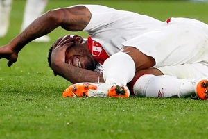 Chuyển động World Cup: Farfan bất tỉnh sau va chạm kinh hoàng