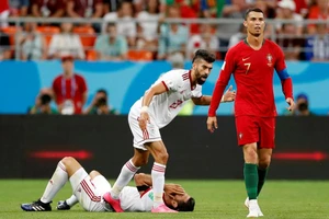 Queiroz so sánh vụ khuỷu tay Ronaldo với con gái mang thai