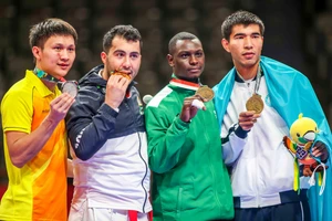 Võ sĩ karate Nguyễn Minh Phụng đổ máu đoạt HCB Asiad