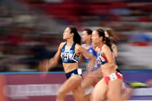 Mừng với Quách Thị Lan, lo cho Lê Tú Chinh cự ly 200 m