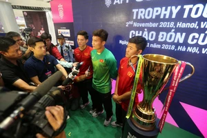 Thủ môn Bùi Tiến Dũng và cúp vàng AFF bị 'vây' tại Hà Nội