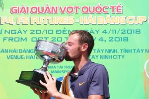 Safiullin đánh bại Lý Hoàng Nam đăng quang giải F5