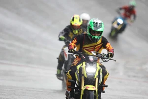 Xem biểu diễn mô tô trên sân đua lòng chảo Tự Do Huế