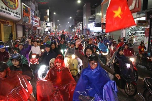 Khách tây dầm mưa cùng dân Huế mừng Việt Nam vô địch AFF Cup