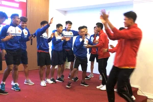 Myanmar 'chiếm' sân khấu khi VN ca vang Niềm tin chiến thắng