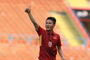 Quang Hải chạy đua ‘VĐV tiêu biểu’ với Bùi Thị Thu Thảo