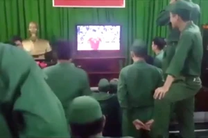 Chàng lính Bùi Tiến Dũng sút luân lưu, lính trẻ hét vang trời 