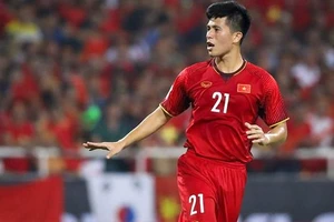 'Lá chắn thép' Đình Trọng nói gì về chiếc thẻ đỏ của Supachai