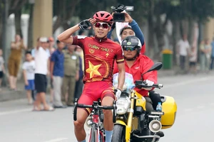 Huỳnh Thanh Tùng ‘nổ súng’, tặng chiến thắng cho vợ mới cưới